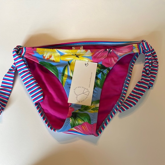 Bikini - Picture 4 of 6